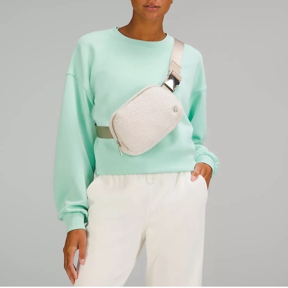 NWT Lululemon Everywhere Belt Bag Crossbody 1L Fleece Sherpa Ivory/Trench Beige - Picture 5 of 11